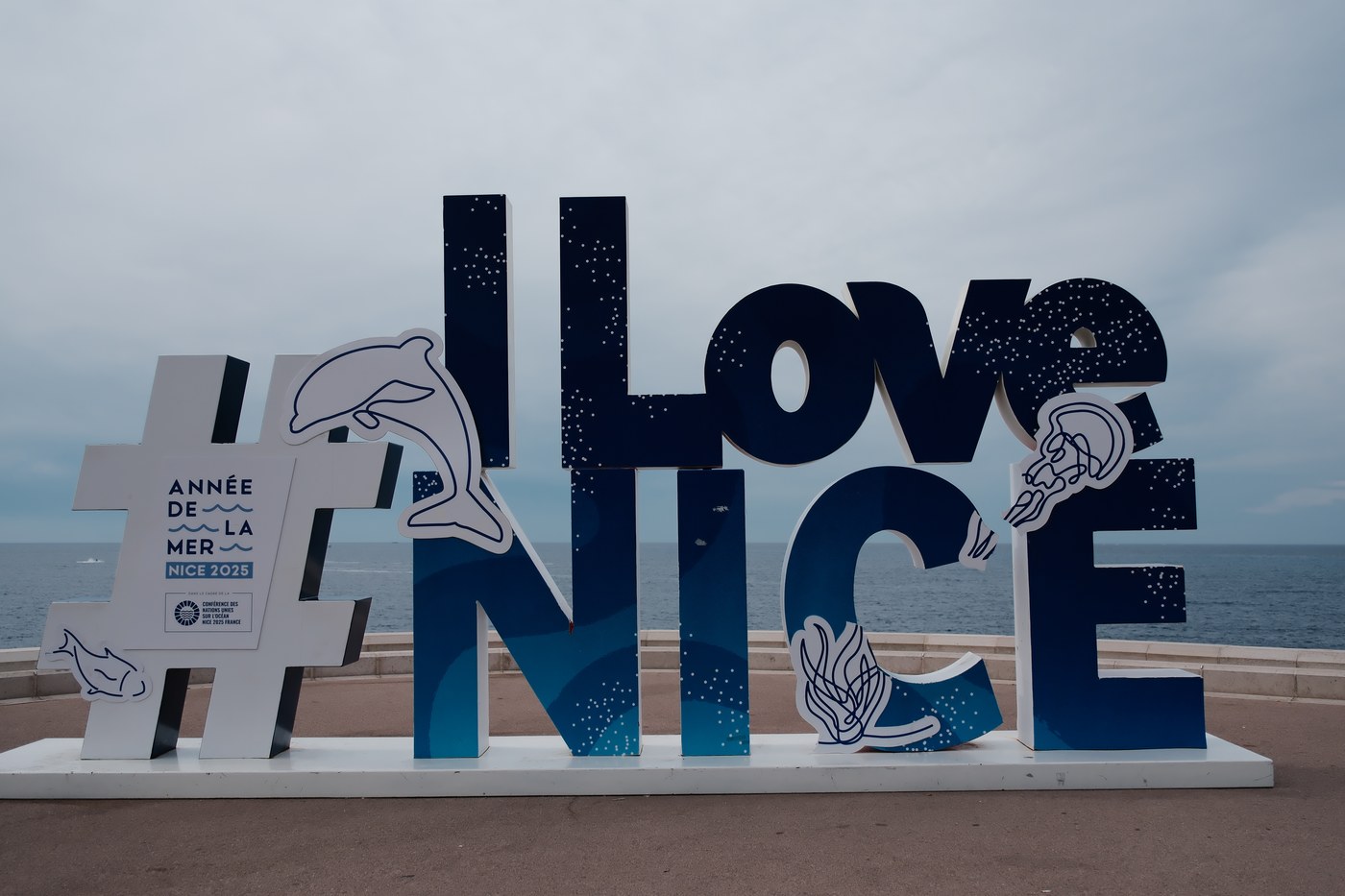 海边的#ILoveNICE雕塑